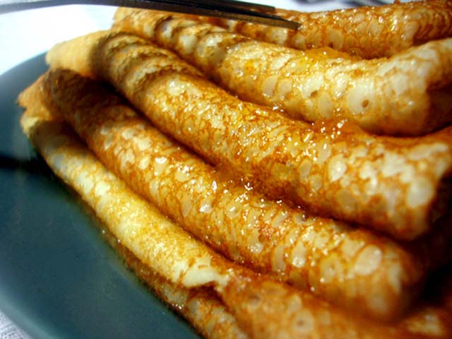 Тонкие блинчики на кефире с дырочками – 11 вкусных рецептов