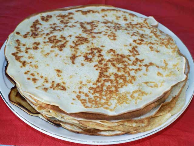 Тонкие блинчики на кефире с дырочками – 11 вкусных рецептов