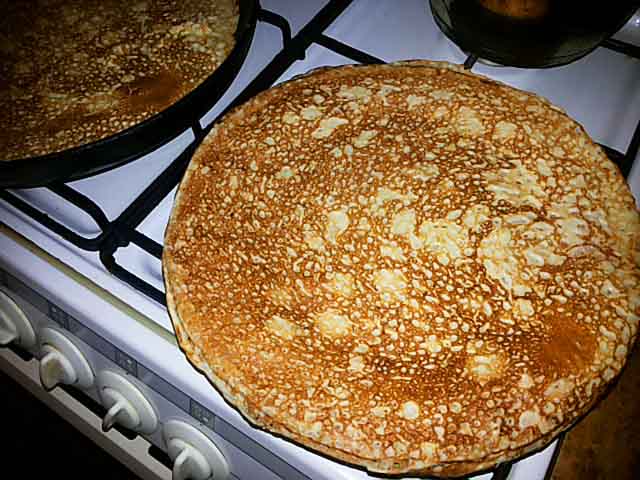 Тонкие блинчики на кефире с дырочками – 11 вкусных рецептов