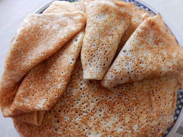 Тонкие блинчики на кефире с дырочками – 11 вкусных рецептов