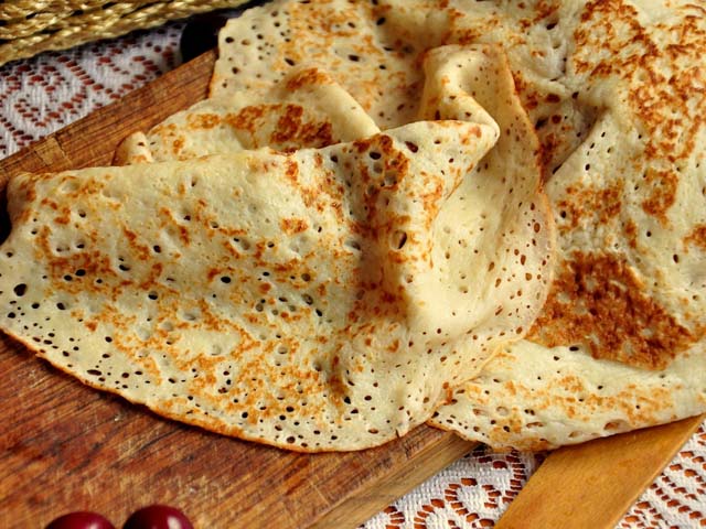 Тонкие блинчики на кефире с дырочками – 11 вкусных рецептов