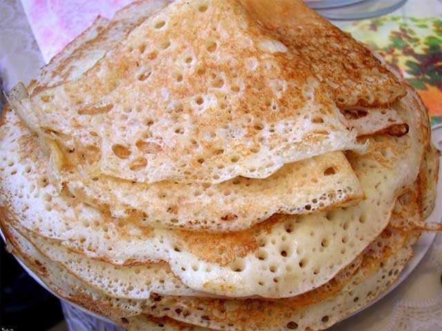 Тонкие блинчики на кефире с дырочками – 11 вкусных рецептов