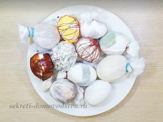 Как красиво покрасить яйца луковой шелухой