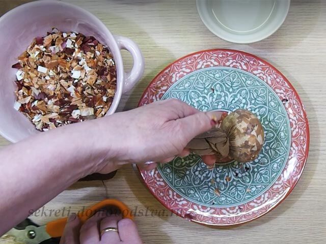 Как красиво покрасить яйца луковой шелухой