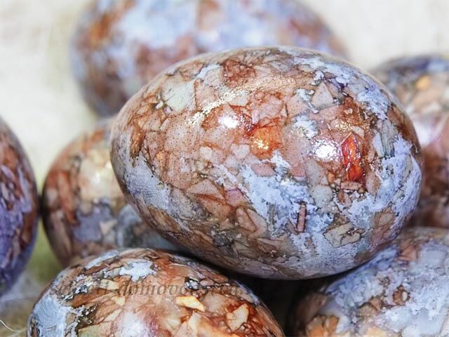 Как красиво покрасить яйца луковой шелухой