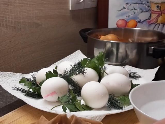 Как красиво покрасить яйца луковой шелухой