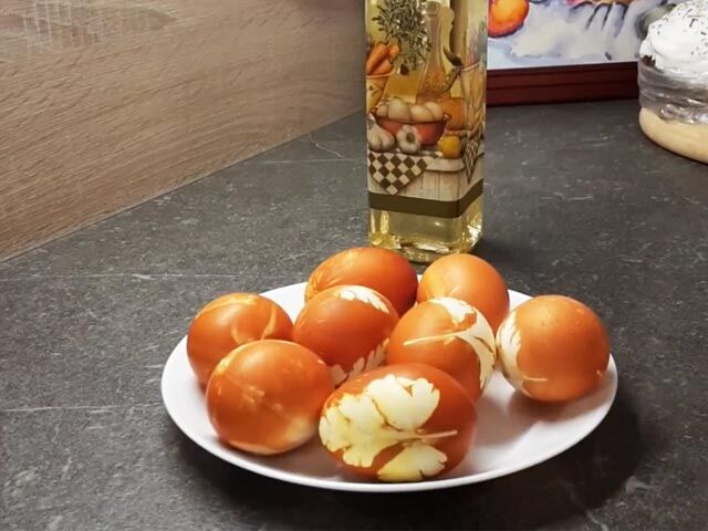 Как красиво покрасить яйца луковой шелухой