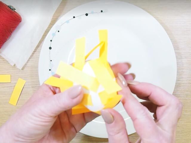 Как красиво покрасить яйца луковой шелухой