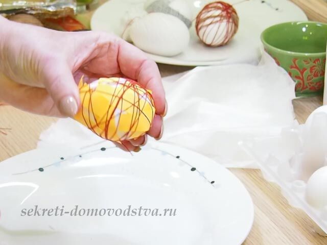 Как красиво покрасить яйца луковой шелухой