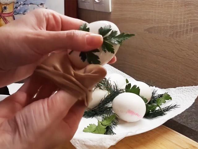 Как красиво покрасить яйца луковой шелухой