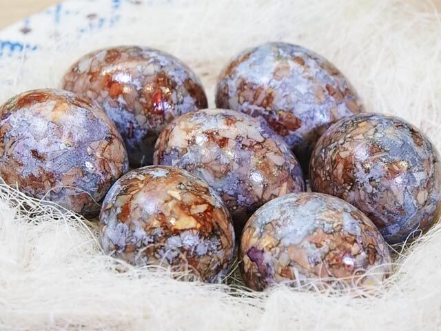 Как красиво покрасить яйца луковой шелухой