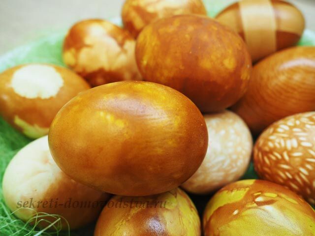 Как красиво покрасить яйца луковой шелухой