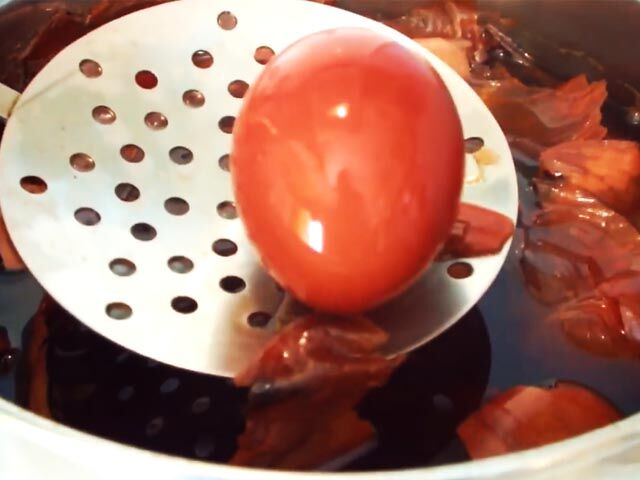 Как красиво покрасить яйца луковой шелухой