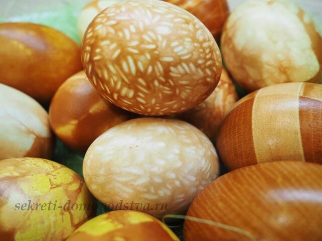Как красиво покрасить яйца луковой шелухой