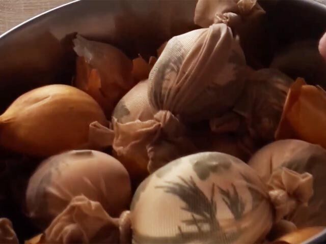 Как красиво покрасить яйца луковой шелухой