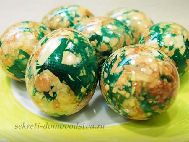 Как красиво покрасить яйца луковой шелухой