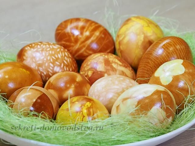 Как красиво покрасить яйца луковой шелухой
