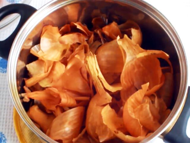 Как красиво покрасить яйца луковой шелухой