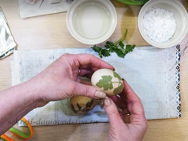Как покрасить пасхальные яйца чаем каркаде