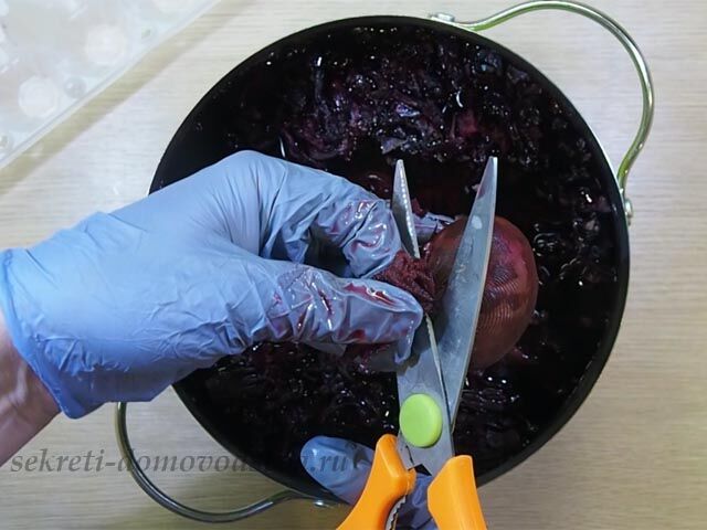 Как покрасить пасхальные яйца чаем каркаде