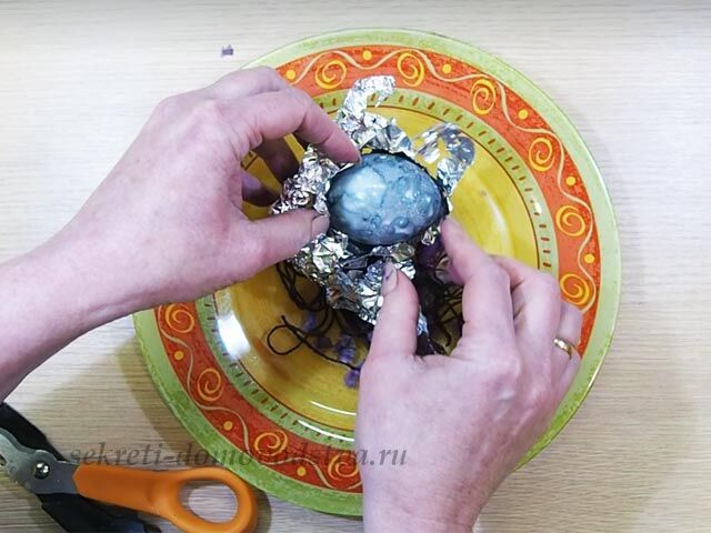 Как покрасить пасхальные яйца чаем каркаде