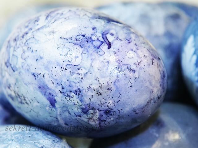 Как покрасить пасхальные яйца чаем каркаде