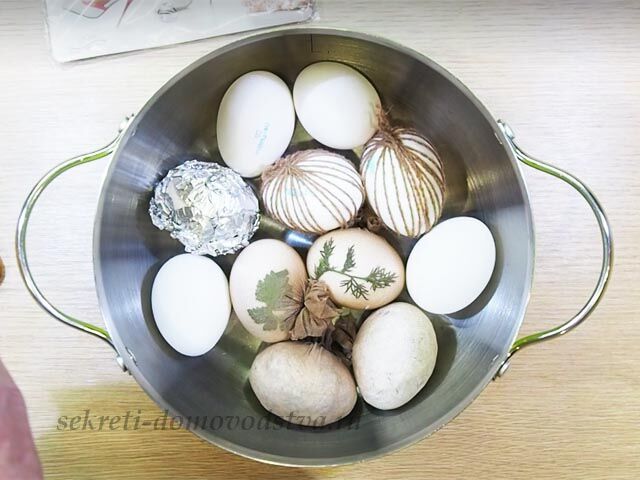 Как покрасить пасхальные яйца чаем каркаде
