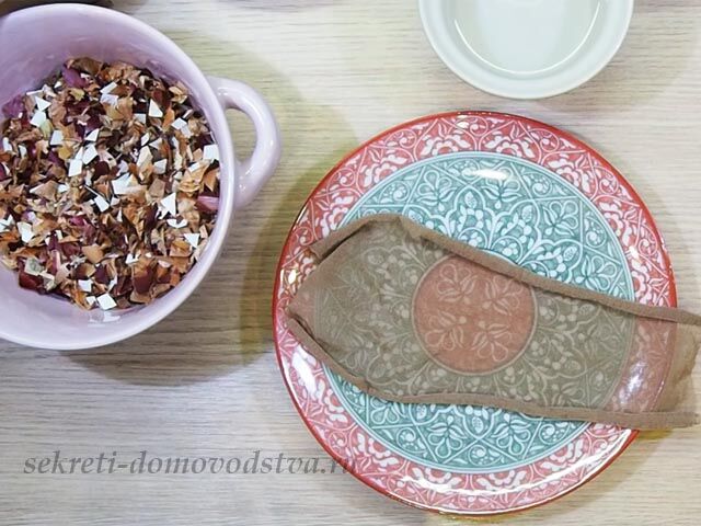 Как покрасить пасхальные яйца чаем каркаде