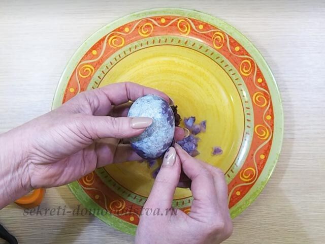 Как покрасить пасхальные яйца чаем каркаде