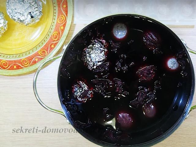 Как покрасить пасхальные яйца чаем каркаде