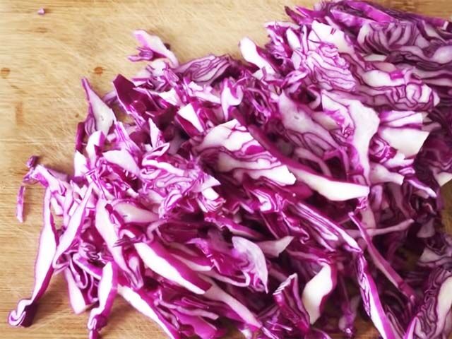 Как покрасить пасхальные яйца натуральными красками