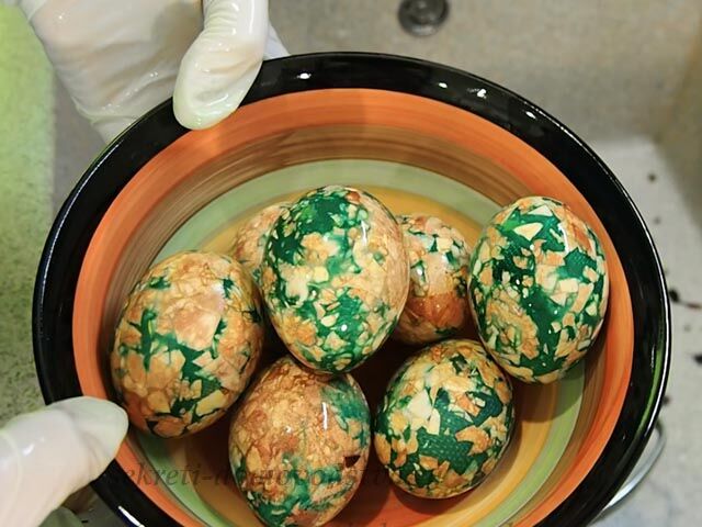 Как покрасить пасхальные яйца натуральными красками