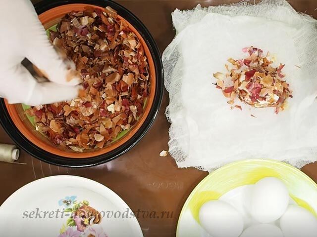 Как покрасить пасхальные яйца натуральными красками