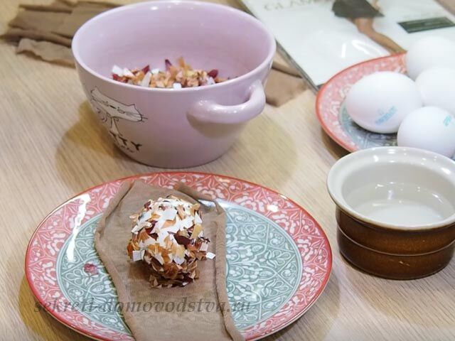 Как покрасить пасхальные яйца натуральными красками