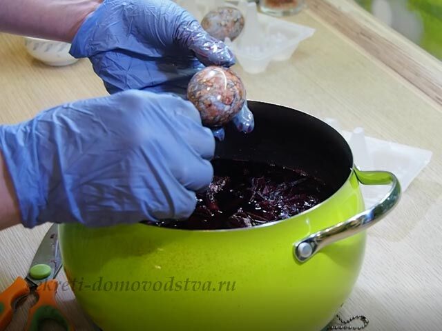 Как покрасить пасхальные яйца натуральными красками