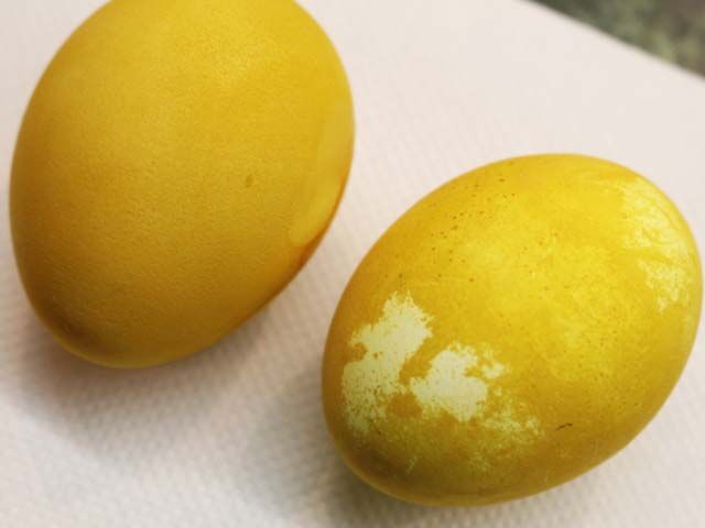 Как покрасить пасхальные яйца натуральными красками