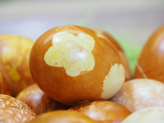 Как покрасить пасхальные яйца натуральными красками