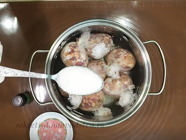 Как покрасить пасхальные яйца натуральными красками