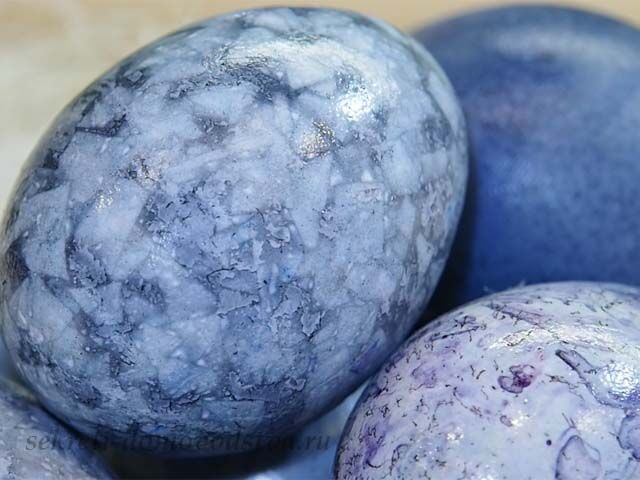 Как покрасить пасхальные яйца натуральными красками