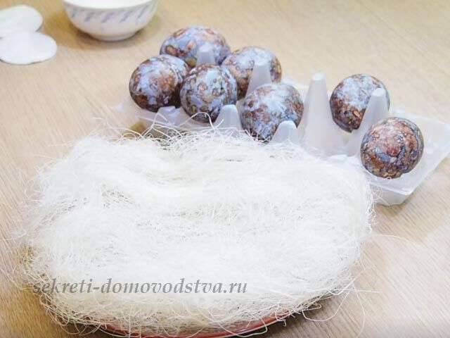 Как покрасить пасхальные яйца натуральными красками