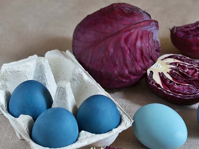 Как покрасить пасхальные яйца натуральными красками