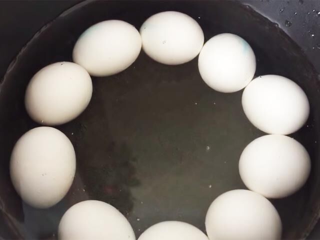 Как покрасить пасхальные яйца натуральными красками