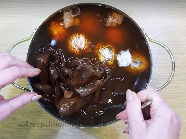 Как покрасить пасхальные яйца натуральными красками