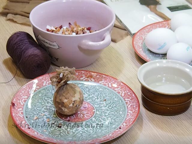 Как покрасить пасхальные яйца натуральными красками
