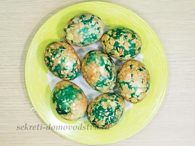 Как покрасить пасхальные яйца натуральными красками