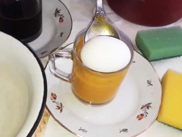 Как покрасить пасхальные яйца натуральными красками