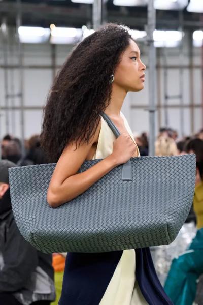 Bottega Veneta отмечают 50 лет Intrecciato &mdash; культового плетения, ставшего визитной карточкой бренда