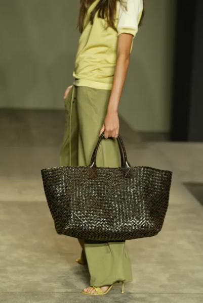 Bottega Veneta отмечают 50 лет Intrecciato &mdash; культового плетения, ставшего визитной карточкой бренда