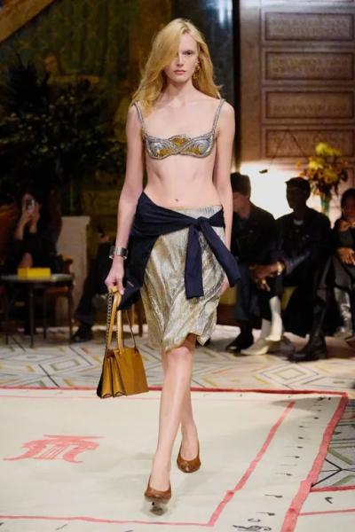 Versace без Версаче: как выглядит первая коллекция Дарио Витале