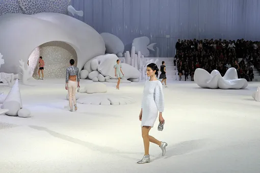 5 самых невероятных сет-дизайнов на показах Chanel